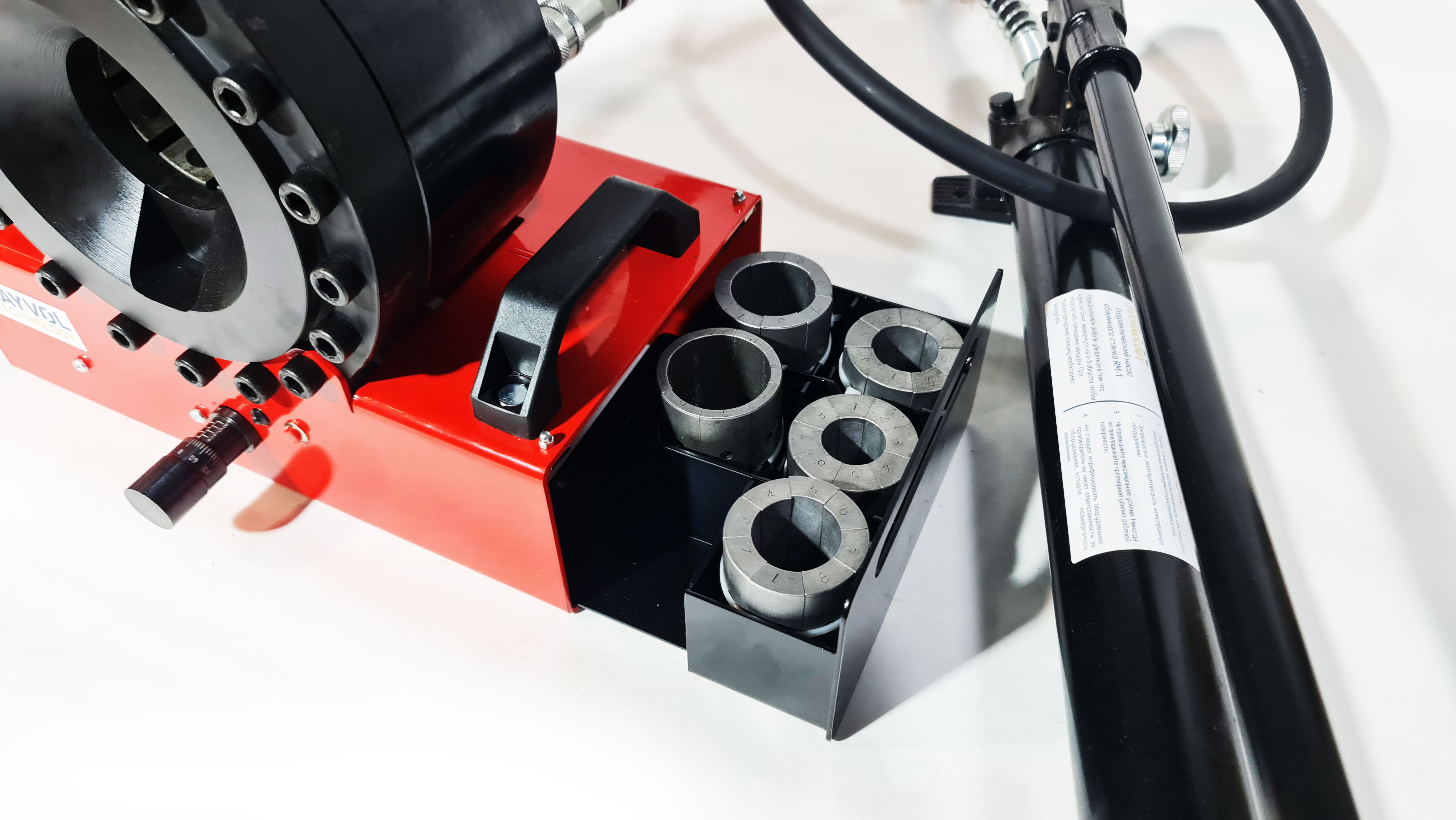 Мобильный ручной обжимной пресс РВД до 1,25 дюйма (32 мм) с отсеком для кулаков